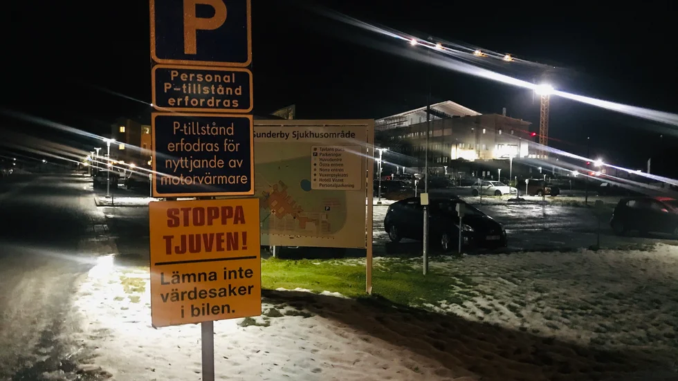 Två bilar slogs sönder förra veckan. Nu ska Region Norrbotten undersöka om säkerheten kan förbättras på parkeringarna, till exempel med mer ljus.