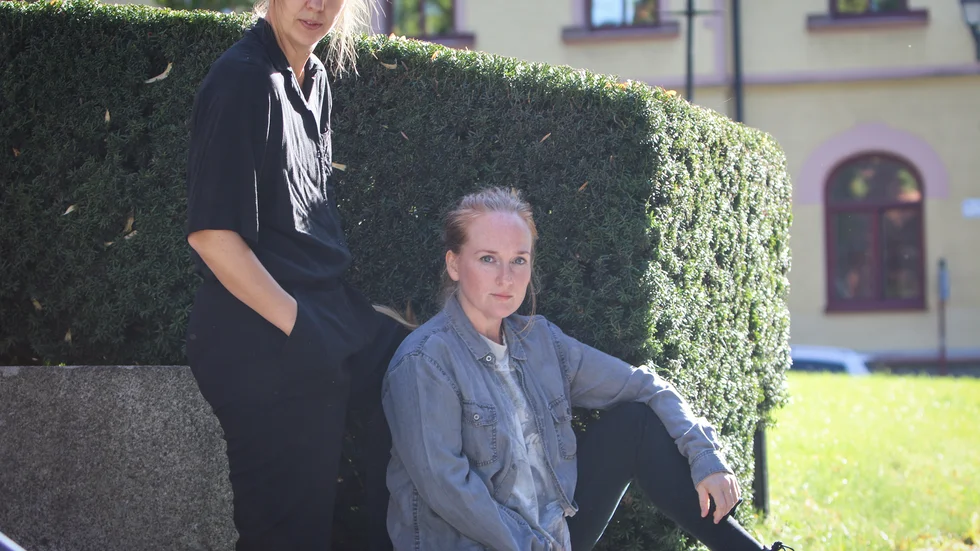 Nadja Hjorton och Lisen Rosell från ÖFA-kollektivet framför Turteaterns Grottbjörnens folk.