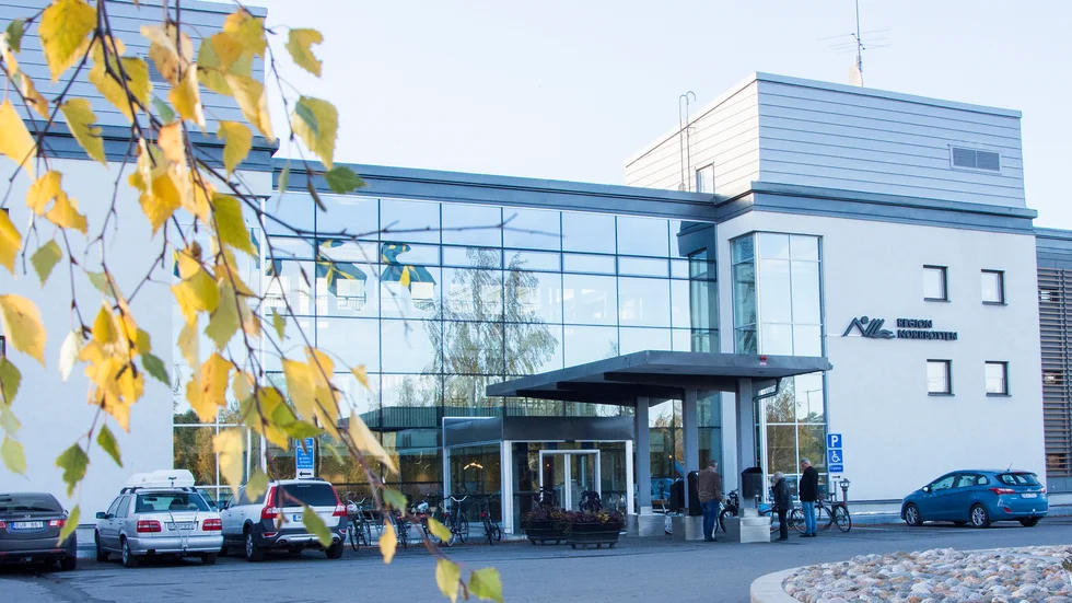 "Att vi i dag har en ekonomi som ser ganska bra ut får inte lura oss", säger Nils-Olov Lindfors (C) efter att Regionens delårsrapport presenterades.