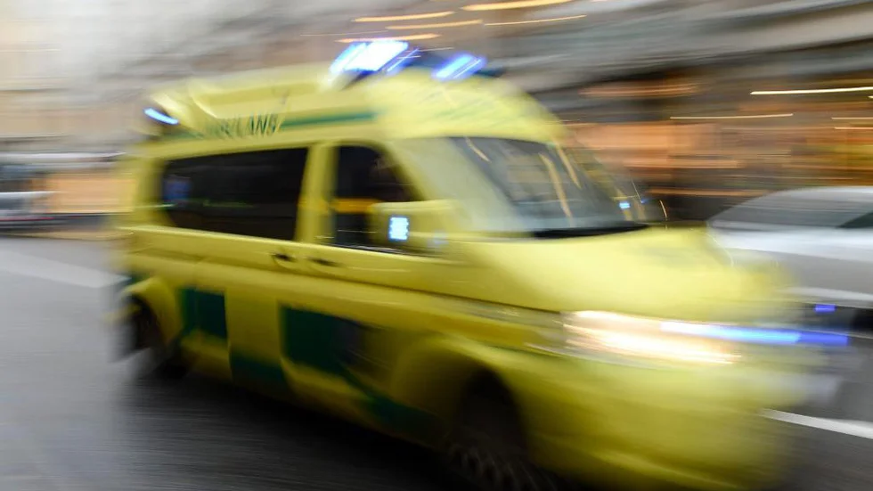 Ambulanspersonalen jobbar långa pass och har långa ledigheter, De behöver snabbt bli uppdaterade om nya rutiner när de kommer till jobbet.