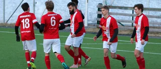 Fotbollen rullar på när det mesta står still