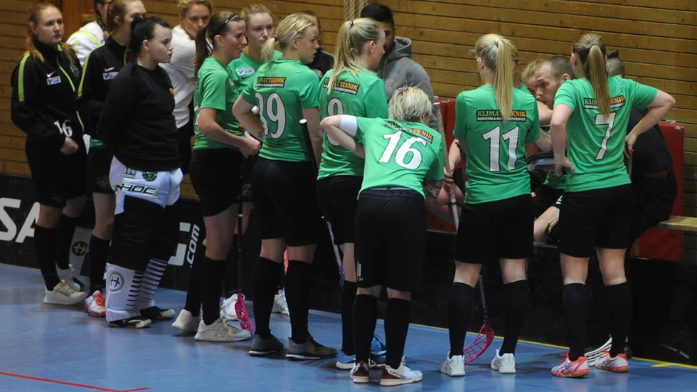 Timeout i tredje perioden.  Tränaren Robin Holmgren lägger upp taktiken med tjejerna. Kanske är det precis nu som några killar går in i omklädningsrummet och stjäl mobiler.