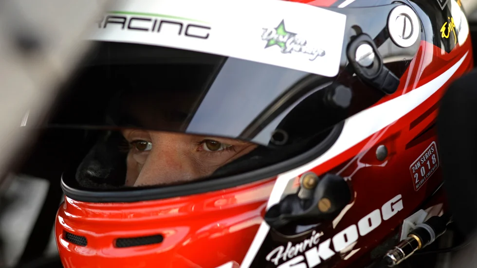Henric Skoog får vänta med sin debut i ADAC GT Masters.