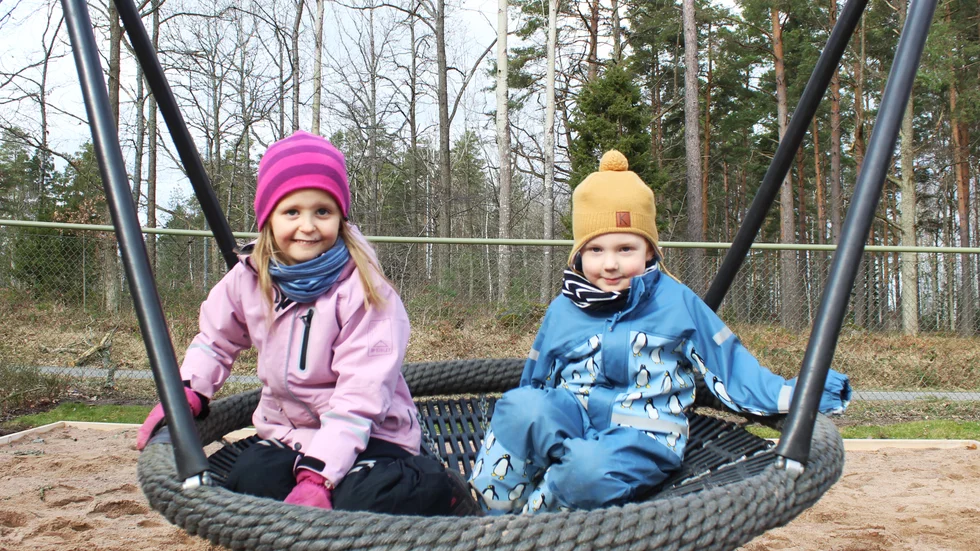 Freja Lönnblom och Melker Wändesjö är glada över nya skolan och att det är nära till den spännande skogen igen.