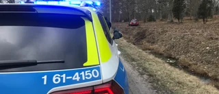 Två äldre till sjukhus efter trädkrock  