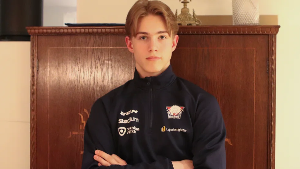Arvid Westlin pendlar från Marmorbyn för att spela ishockey i Linköping. 