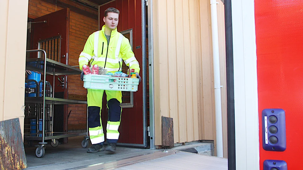 Martin Palmgren från stadsmiljökontoret hjälper till att lasta mat som ska ut till äldreboendena. Torrvarorna ska  användas om det blir stopp i ordinarie matleverans.