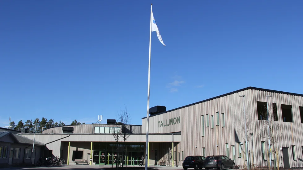Två personer har insjuknat vid ett vårdboende i Skutskär.