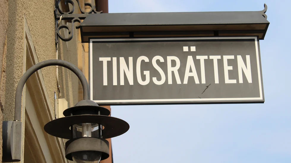 28-åringen döms för olovlig körning och narkotikabrott.