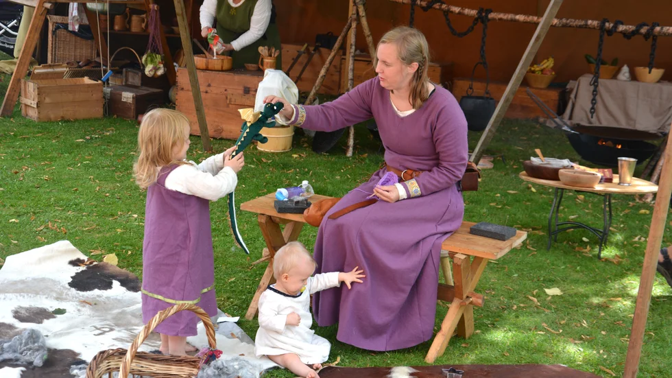 Treåriga Embla och elva månader gamla Elliot får prova på lägerliv tillsammans med mamma Jannike Axelsson.