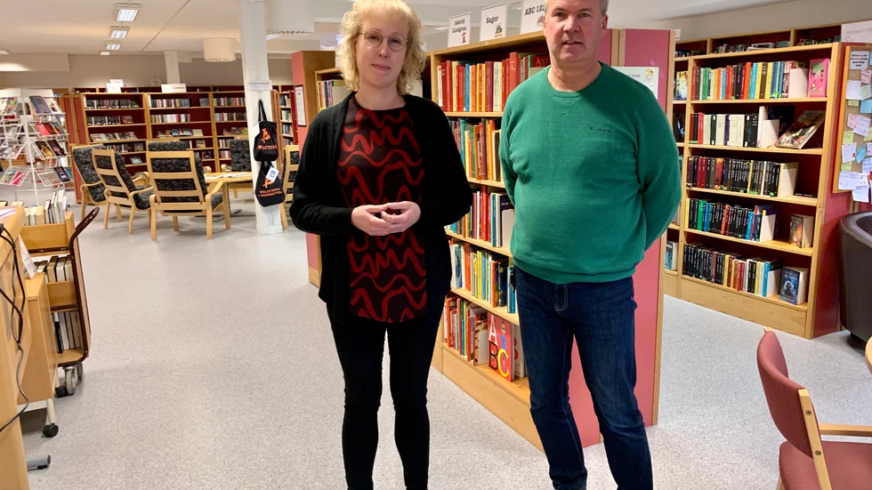 Patrik Bergkvist, fastighetsförvaltningen och rektor Linda Andersson menar att biblioteket i Norrfjärden är något av ett sorgebarn med återkommande problem med innemiljön.(Arkivbild)