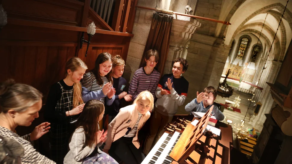 Ellinor Helling, Agnes Werkander,  Midas Stiernelov,  Malte Rödland, Isak Axelsson, Arvid Kåring,  Alma och Nora Tibell är delar av Mikroorganisterna, här spelar de på orgeln i Visby domkyrka.