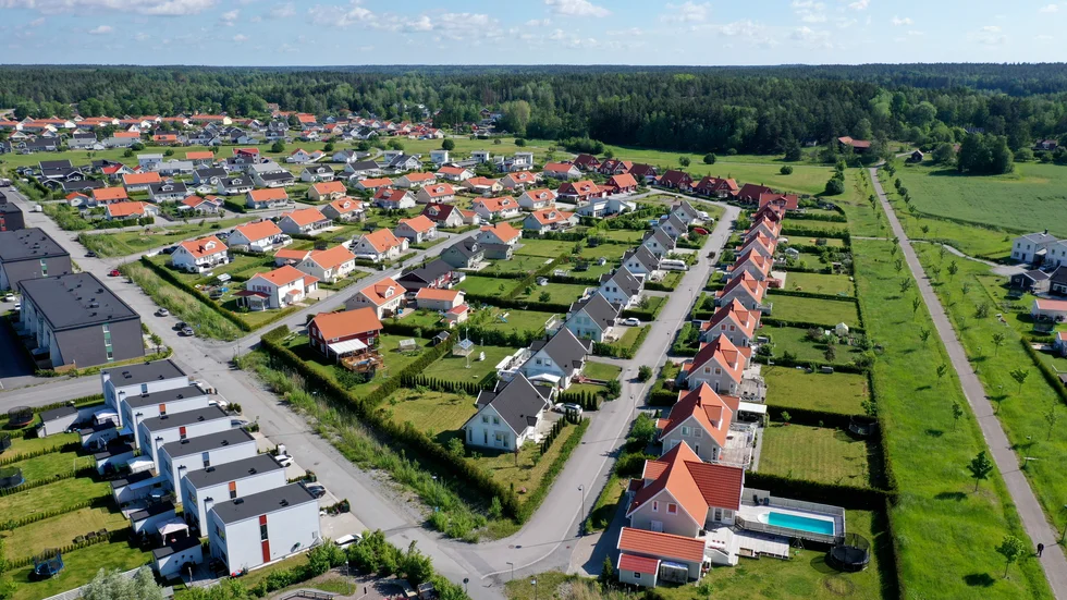 Trots att de flesta uppger att de vill bo i villa är det lägenheter det byggs mest av. På bilden ett undantag i och med ett gäng nyproducerade villor i Bro.