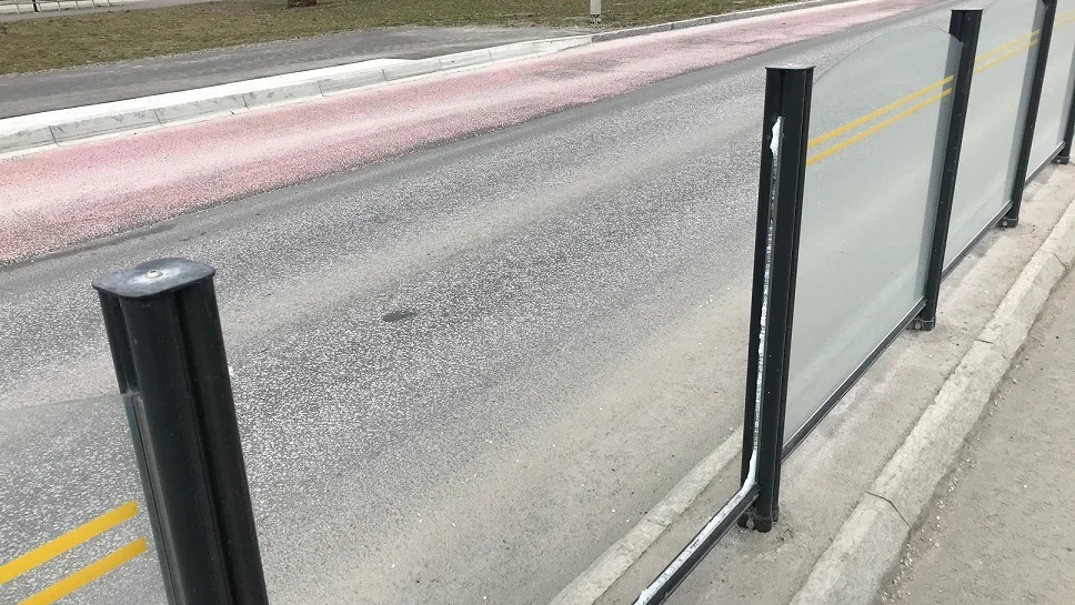 Så här såg det ut i våras. Då hade sex glaspartier krossats. Vandalismen står oss alla dyrt.