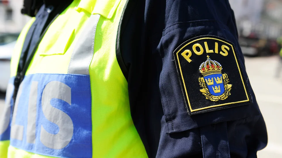 En polis ska vittna om att han mötte en körkortslös man som körde bil och som nu åtalas för grov olovlig körning.