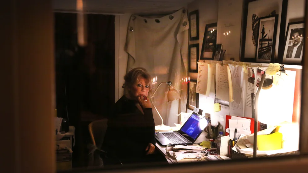 I huset i Lummelunda skriver Marie Nilsson Lind färdig boken om Josa, som till stora delar bygger på texter som Josefin Nilsson lämnade efter sig.