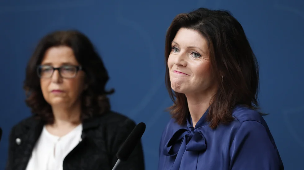 Maria Mindhammar (tv) utsågs på torsdagen till ny chef på Arbetsförmedlingen. Arbetsmarknadsminister Eva Nordmark hotas samtidigt att fällas i en misstroendeomröstning i riksdagen. 
