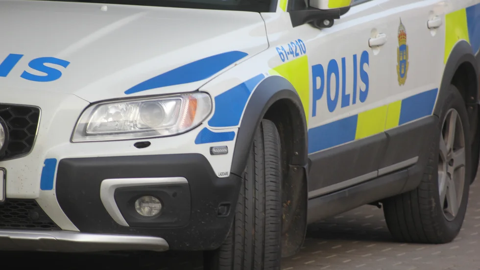 Poisen har tagit emot en anmälan om skadegörelse på en bil, som stod vid järnvägsstationen.