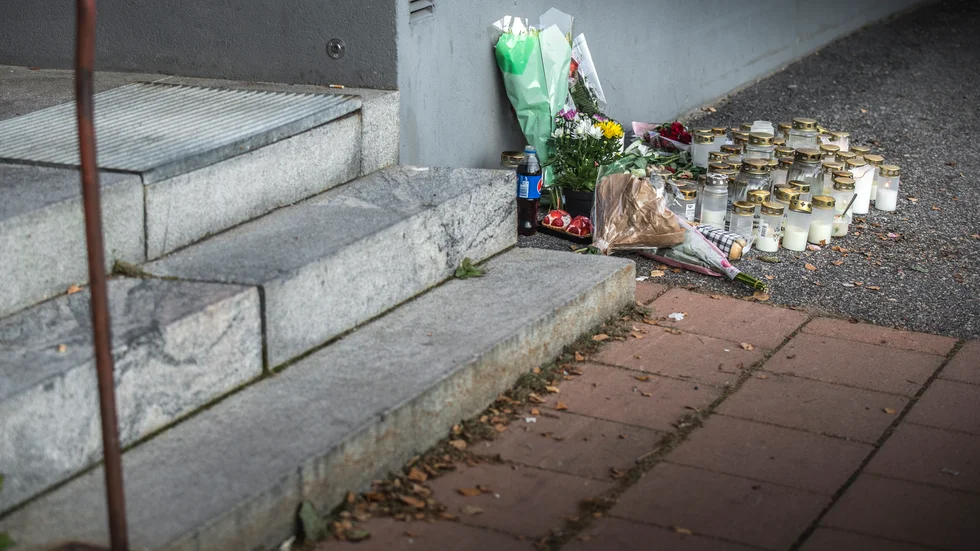 2018 ställdes 152 orangefärgade skor ut på stadshustrappan. Manifestationen skulle informera om hur många kvinnor som utsatts för våld i Nyköping under 2017. 