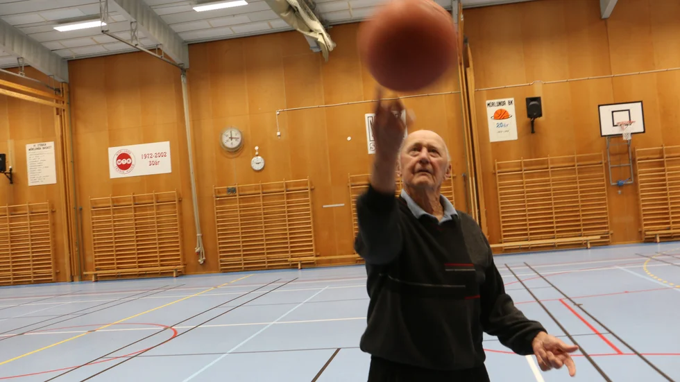 Visst sitter takterna i. Carl-Axel Nilsson var det som importerade basketsporten till Mörlunda och satte bildligt talat bollen i rullning.