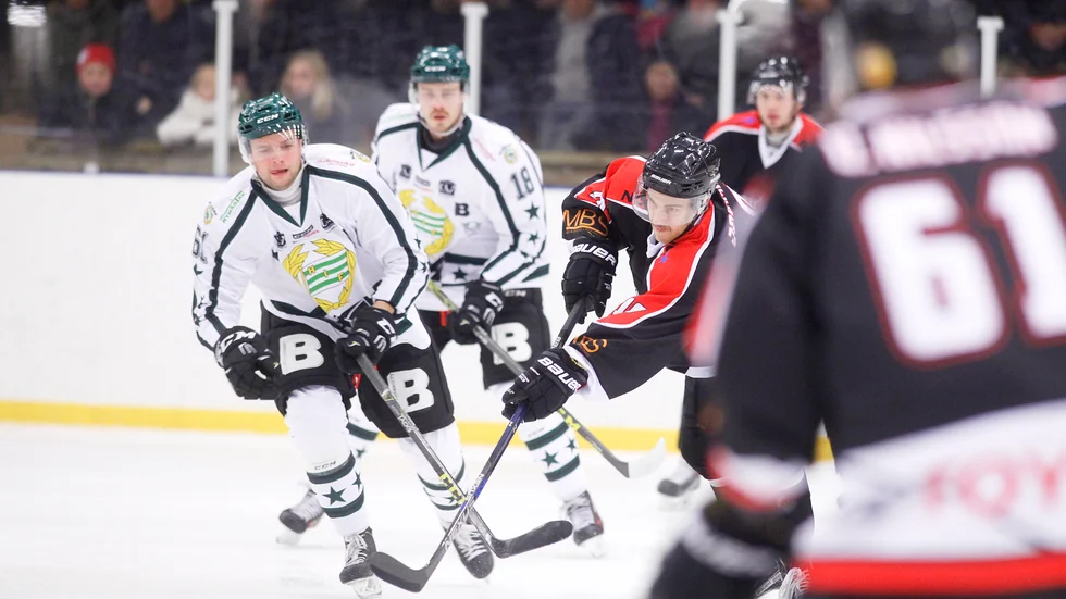 Säsongen 2015/2016 utlokaliserade Åker/Strängnäs några matcher till Strängnäs ishall, bland annat den mot Hammarby.