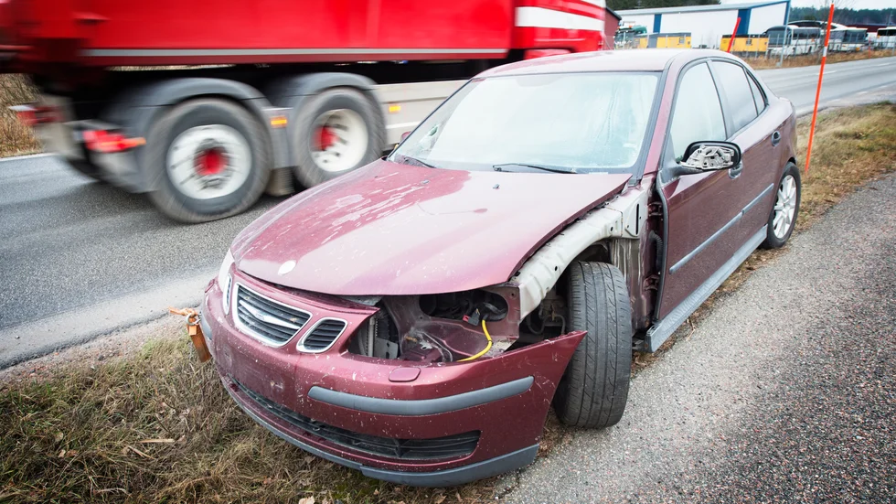 Utan både lysen och skärm har Saaben dumpats i diket.