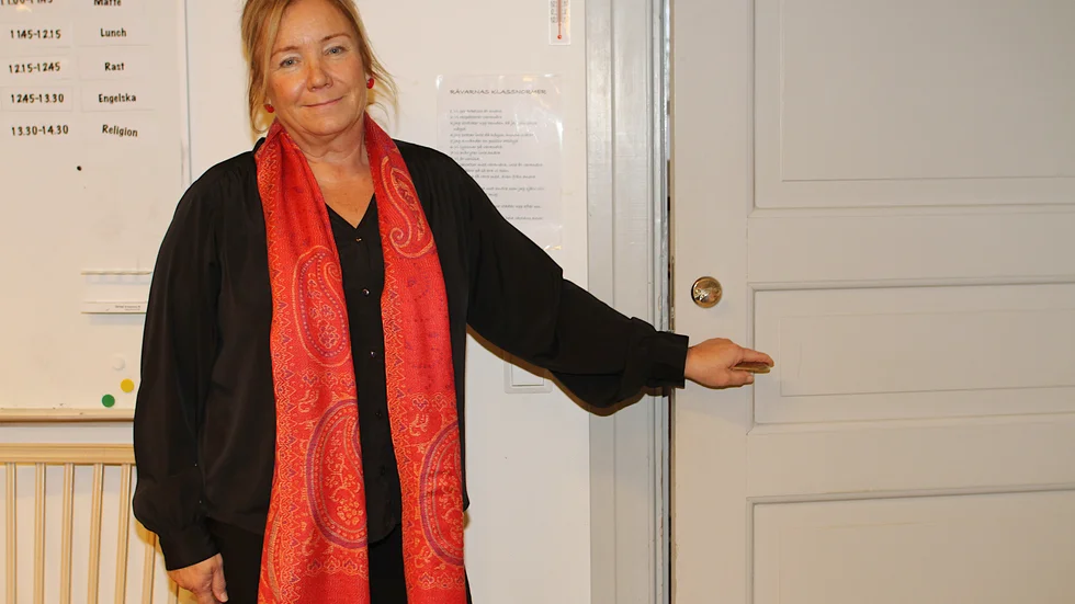 Nina  Lidfors, rektor på Gripsholmsskolan, visar en nödutgång som räddningstjänsten hade anmärkningar på.