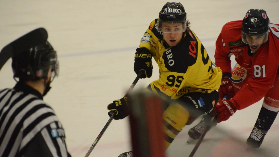 Oscar Gustafsson åker ifrån en motståndare i onsdagens match, där VH besegrade Hanhals med 5-2. 