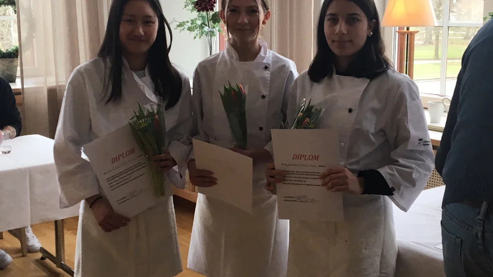 Vinnartjejerna Sammi Thai, Angelina Hanna och Meja Hoikkaniemi från British Junior kammade hem segern med jättegoda piroger vid en matlagningstävling på Rinmangymnasiet på torsdagen.