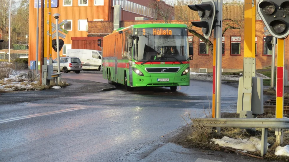 Insändarskribenten var med om en olustig trafiksituation vid järnvägsövergång vid Alfa-Laval i Skogstorp.
