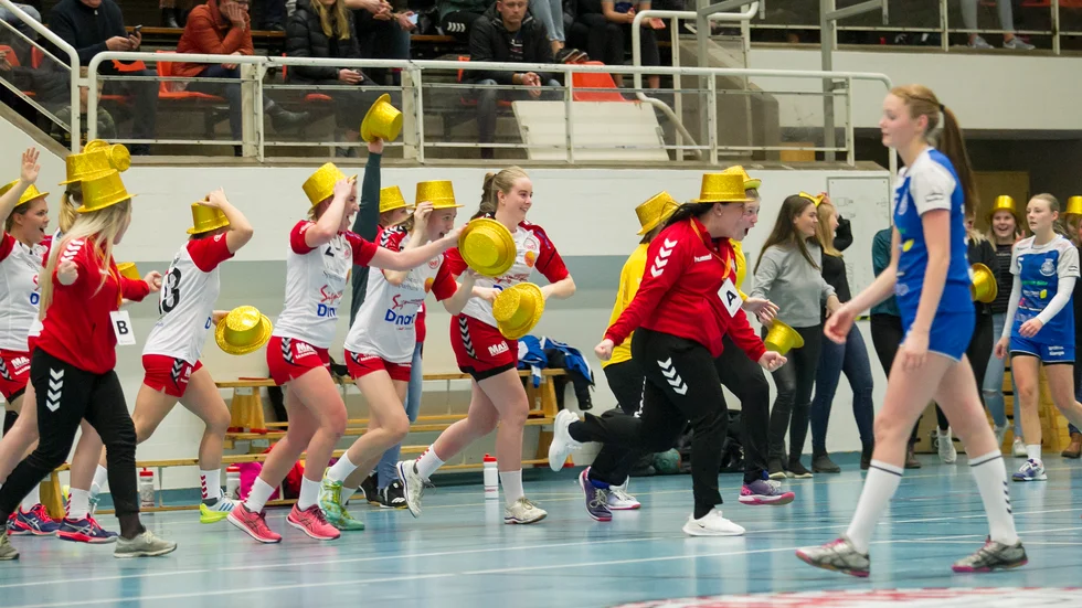 Vadstena HF jublade efter segern i grundserien, men ligger nu bara trea efter halva kvalserien spelad.