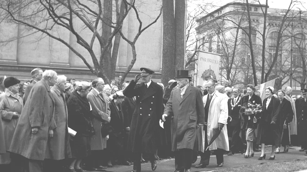 Torgny Segerstedt hedrades med en staty i Oslo. Här en bild från maj månad 1955 då statyn avtäcktes i närvaro av kungahuset. 