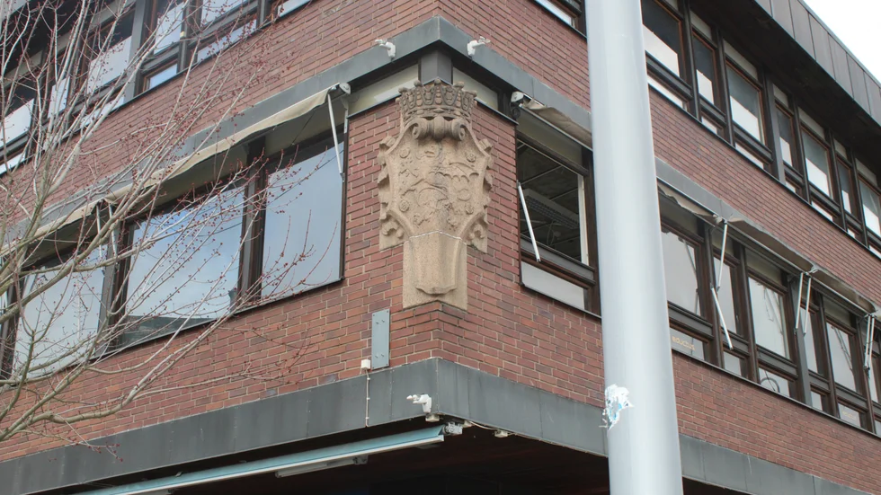 Den här vackra utsmyckningen satt på Östgötabankens första hus i Finspång. När det revs flyttades utsmyckningen hit till nya bankhuset i hörnet av Bergslagsvägen och Kalkugnsvägen.