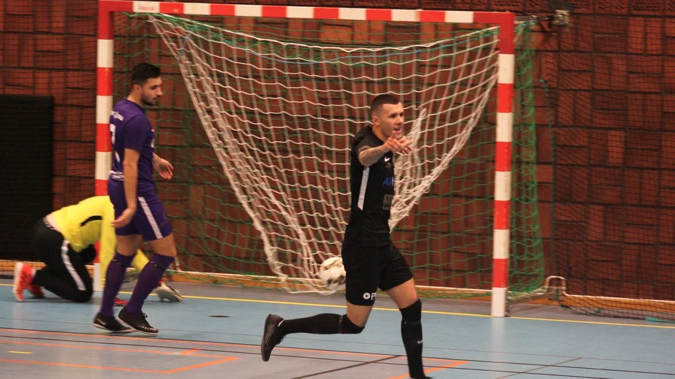 André Rako gör ett av sina två mål i segerderbyt mot Motala FK. Rako har varit skadad, men glänste i derbyt som kapten för Dribbla.