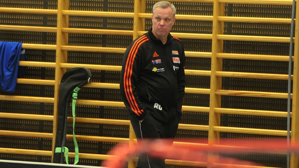 Tränaren Richard Gårdman funderar kring lördagsmatchen.