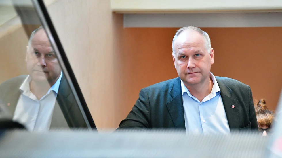 Vänsterpartiet hotar med att göra upp med Moderaterna, Kristdemokraterna och Sverigedemokraterna om mer pengar till kommuner och regioner.  