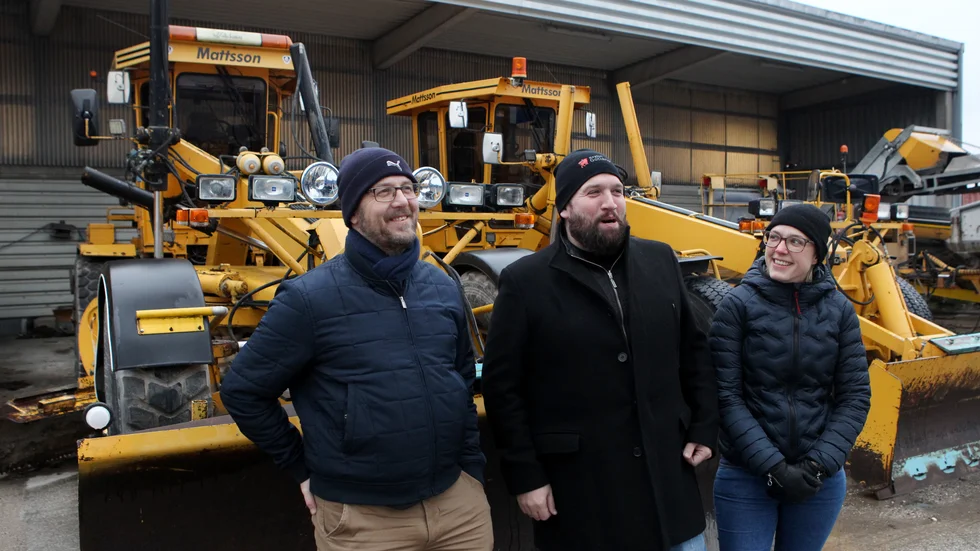 Isak Malm, Andreas Olsson och Anette på teknikförvaltningen förbereder sig inför ännu en säsong av snö- och halkbekämpning.