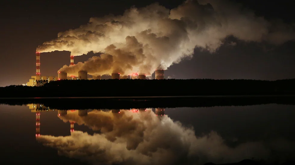 Växthusgasutsläpp tar inte hänsyn till nationsgränser, och det överordnade målet för svensk klimatpolitik borde därför snarare vara att minska de globala utsläppen. 