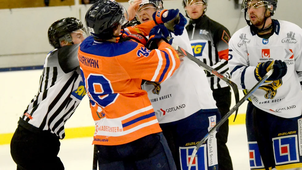 Playoff-hockey och som vanligt tuffa tag och den här matchserien tog Visby Roma hem med 2–1.
