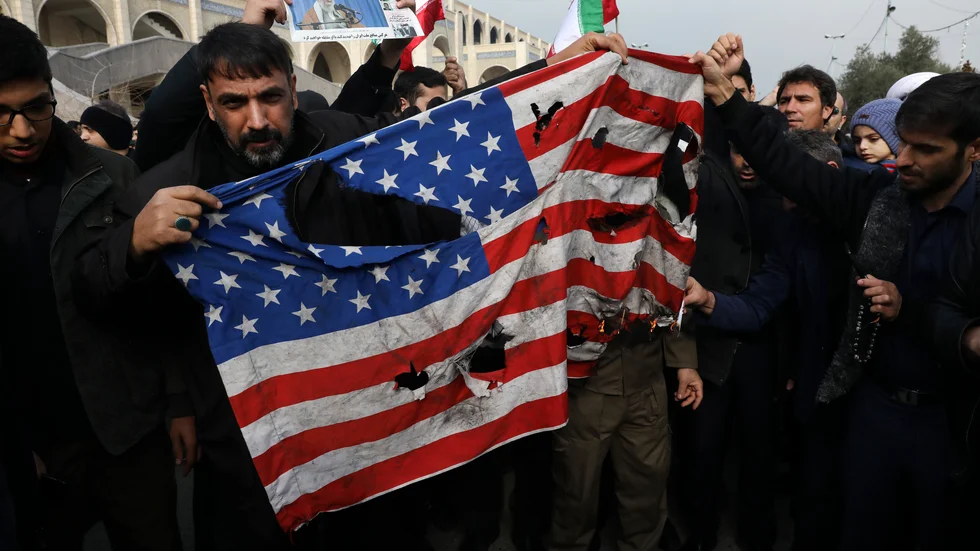 Protesterna efter Qasem Soleimanis död har varit högljudda. Här bränner demonstranter den amerikanska flaggan.  Experter befarar att konflikten mellan USA och Iran nu kommer att eskalera. 