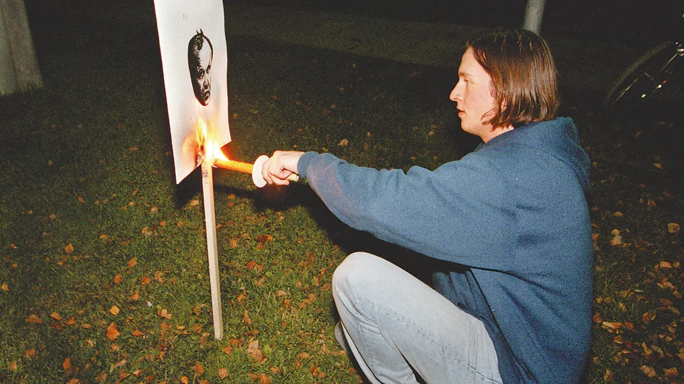 Vid en demonstration i Skellefteå 1996 brände en ung vänsteraktivist en bild av Göran Persson.