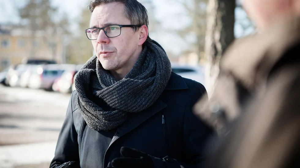 Johan Söderberg (S) berättar om förslaget till satsning på trygghet i skolorna. 