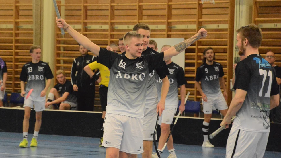 Kevin Hultman firar efter att ha satt dit 10-2 med två sekunder kvar. 