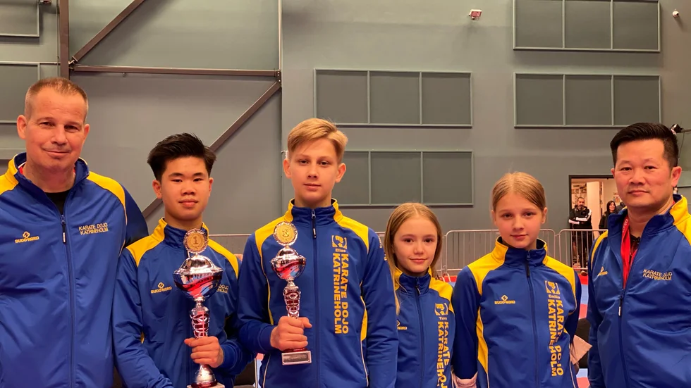 Från vänster: Mats Tegelstaden (coach) , Anthony Vu, Elias Ekman, Tuva Westlund, Emilia Ekman, Jackie Vu (coach).