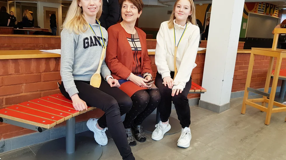 Moa Boström och Alva Bergstedt tog sig vidare till den stora riksfinalen av Kockduellen den 19 mars i Stockholm. Här med hemkunskapsläraren Ingela Jonsson. 