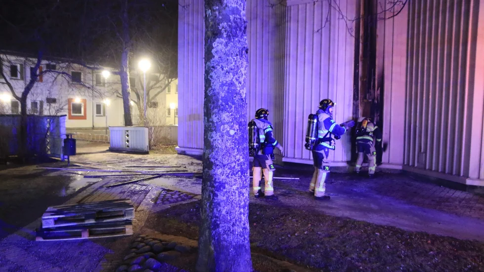 Brandkåren var snabbt på plats vid Gottsunda kyrka för att påbörja släckningsarbetet.