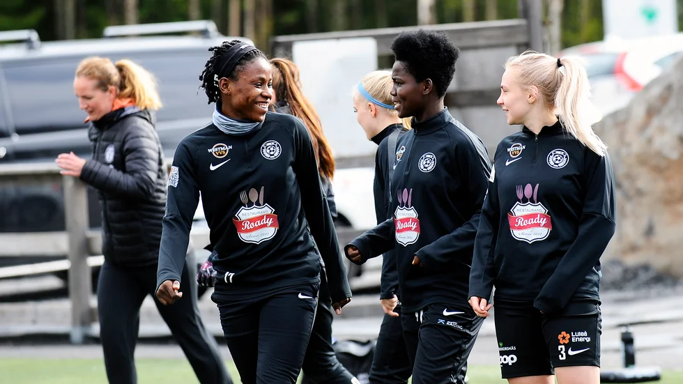 Christy Uchiebe, till vänster och Ernestina Abambila, mitten, har lämnat Assi för spel i Benfica respektive Sporting Club de Huelva.