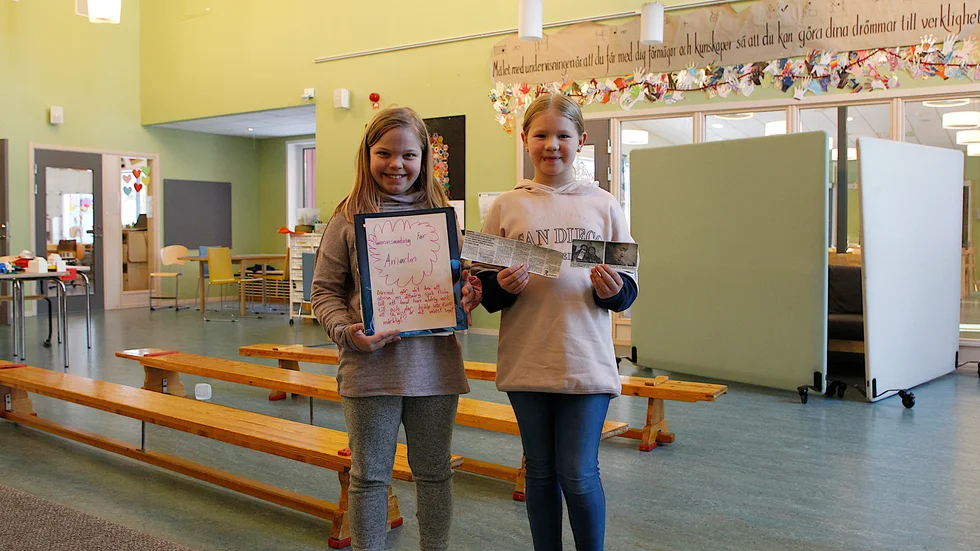 Meja Lundgren och Lilly Larsson har några klasser kvar att besöka med sin pärm. De har också med sig artikeln som de kan berätta om och visa bilderna från.