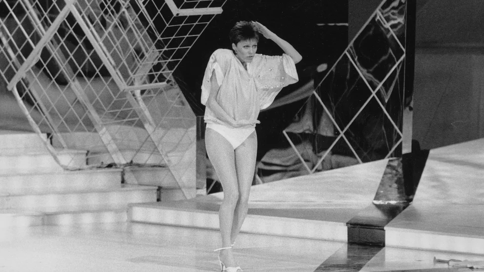 Lill Lindfors tappade kjolen under direktsända Eurovision 1985. Efter tv-kuppen ändrades reglerna. En Lex Lindfors infördes...