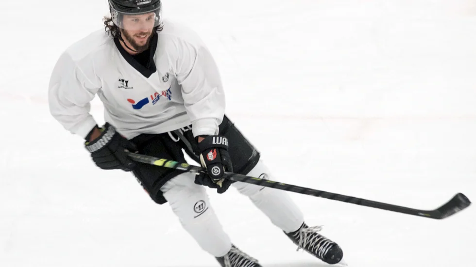 Robin Axbom biter ihop och kör vidare fast svanskotan fick sig en rejäl smäll efter en tjuvsmäll i första ronden mot Nybro.